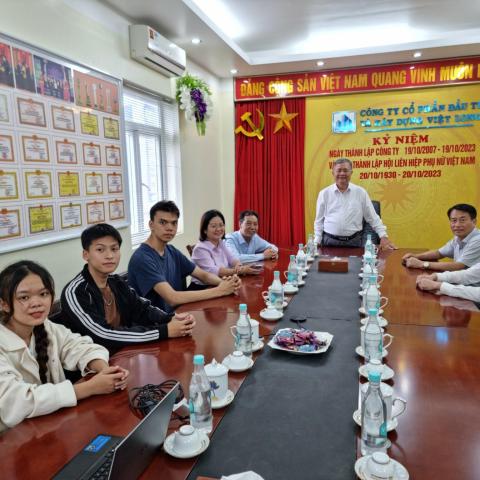 Việt Long hướng dẫn sinh viên Trường Đại học Tài nguyên và Môi trường thực tập